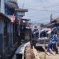 Ket foto. Pekerja pada proyek milik Dinas Pekerjaan Umum dan Bina Marga Kabupaten Malang yang belum memakai K3