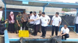Ket foto. Bupati Malang H.M Sanusi didampingi Kepala Desa Mulyoarjo, Kepala Dinas Perikanan dan Forkopimcam Kecamatan Lawang saat panen ikan nila