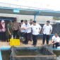 Ket foto. Bupati Malang H.M Sanusi didampingi Kepala Desa Mulyoarjo, Kepala Dinas Perikanan dan Forkopimcam Kecamatan Lawang saat panen ikan nila