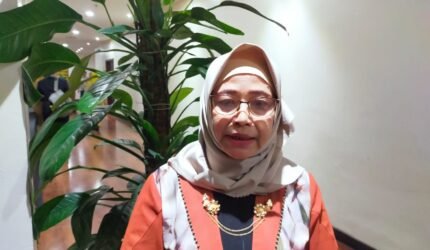 Ket: inisiator family corner, Prof. Dr. Hj. Mufidah cholil. M. Ag