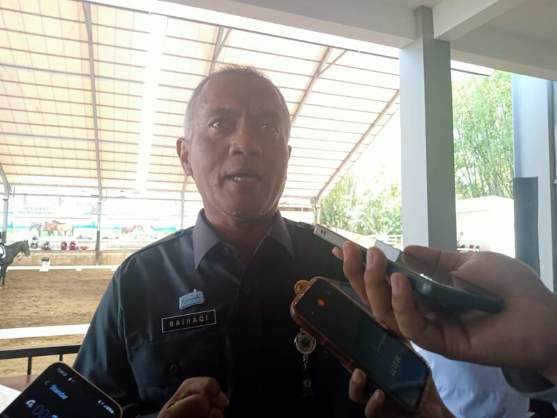 Keterangan Foto : Kepala Disporapar Kota Malang, Baihaqi, memberikan keterangan usai pembukaan Kejuaraan Berkuda Piala Wali Kota Malang Dressage and Show Jumping 2025 di Puncak Joyo Royal Stable, Kamis (11/9/2025).