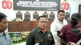 Keterangan Foto : Wakil Ketua II DPRD Kota Malang, Trio Agus Purwono, memberikan keterangan kepada wartawan usai rapat paripurna. Ia menyoroti turunnya belanja daerah dalam perubahan APBD 2025 dan menekankan pentingnya kemandirian fiskal. 