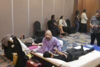 Keterangan Foto : Suasana donor darah di The Alana Hotel Malang saat menyambut Hari PMI 2025. Peserta tampak antusias meski tengah menjalani proses pengambilan darah.