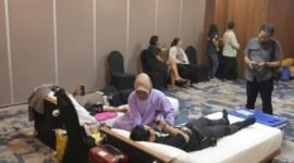 Keterangan Foto : Suasana donor darah di The Alana Hotel Malang saat menyambut Hari PMI 2025. Peserta tampak antusias meski tengah menjalani proses pengambilan darah.