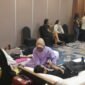 Keterangan Foto : Suasana donor darah di The Alana Hotel Malang saat menyambut Hari PMI 2025. Peserta tampak antusias meski tengah menjalani proses pengambilan darah.