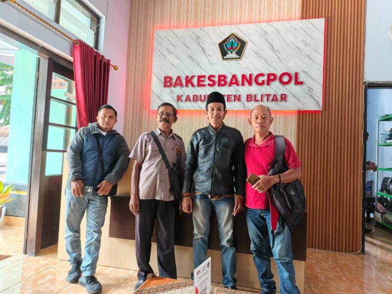 Ket foto. Pengurus DPC AWI Blitar raya saat mendaftarkan legalitasnya ke Kesbangpol Kabupaten Blitar