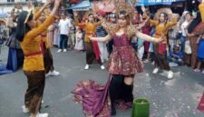 Keterangan Foto : Tampil anggun dengan balutan busana tradisi, penari muda RW 02 Kotalama memukau penonton dalam Karnaval Budaya 2025 yang memadukan seni Jawa, Madura, dan Bali di Kota Malang. 