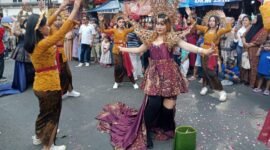 Keterangan Foto : Tampil anggun dengan balutan busana tradisi, penari muda RW 02 Kotalama memukau penonton dalam Karnaval Budaya 2025 yang memadukan seni Jawa, Madura, dan Bali di Kota Malang. 