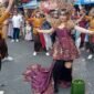 Keterangan Foto : Tampil anggun dengan balutan busana tradisi, penari muda RW 02 Kotalama memukau penonton dalam Karnaval Budaya 2025 yang memadukan seni Jawa, Madura, dan Bali di Kota Malang. 
