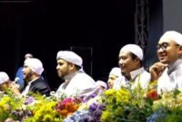 ket foto. Habib Syekh (baju hitam) bersama para Habaib dan Ulama pada acara Lawang Bersholawat