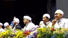 ket foto. Habib Syekh (baju hitam) bersama para Habaib dan Ulama pada acara Lawang Bersholawat