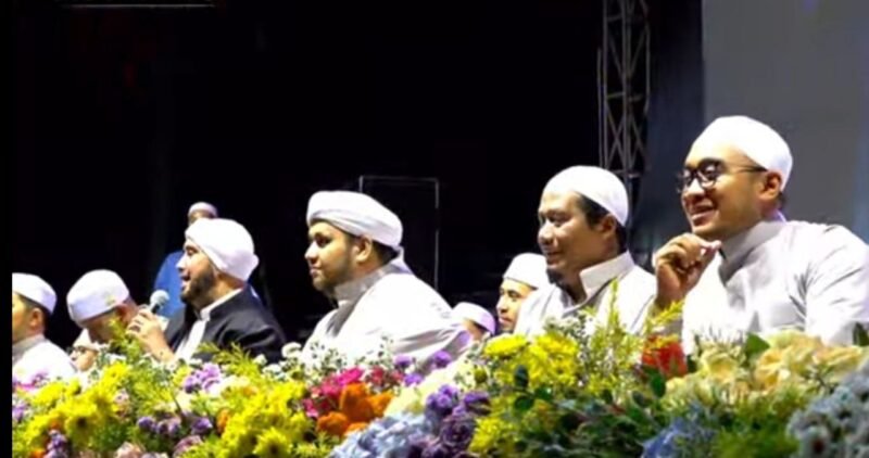 ket foto. Habib Syekh (baju hitam) bersama para Habaib dan Ulama pada acara Lawang Bersholawat