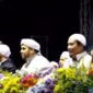 ket foto. Habib Syekh (baju hitam) bersama para Habaib dan Ulama pada acara Lawang Bersholawat