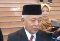 ket foto. H.M Sanusi saat diwawancara awak media