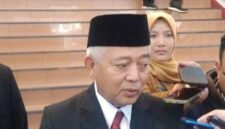 ket foto. H.M Sanusi saat diwawancara awak media