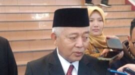 ket foto. H.M Sanusi saat diwawancara awak media