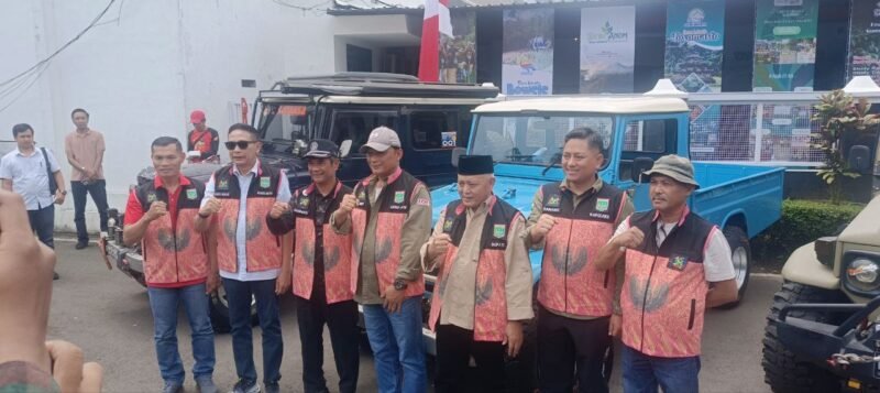 ket foto. Bupati Malang H.M Sanusi (peci hitam), didampingi Kapolda Jawa Timur Irjen Pol Nanang Avianto (topi put), Kapolres Malang AKBP Danang Setiyo (sisi kanan Bupati Malang), Ketua DPRD Kabupaten Malang Darmadi, Wali Kota Malang Wahyu Hidayat dan perwakilan penggiat off road Sebelum pemberangkatan wisata off road Dari Pendopo Kabupaten Malang