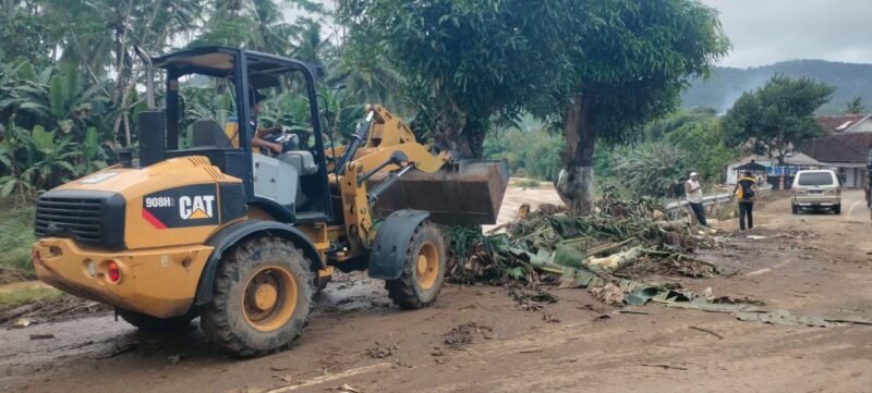 ket foto. pengerahan alatt berak untuk memptrcepat penanganan dampatk banjir