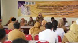 Ket foto. Wakil Bupati Malang Hj Lathifah Shohib saat memberikan arahan pada peserta perihal pelatihan sekolah unggulan 