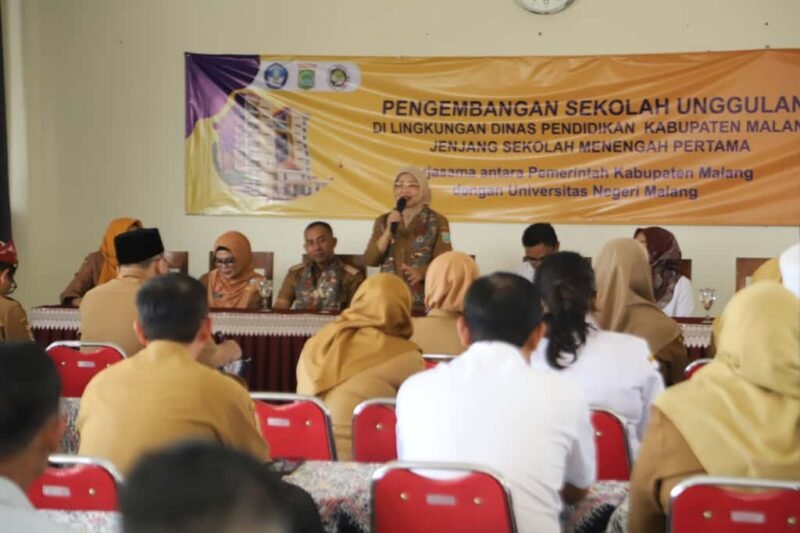 Ket foto. Wakil Bupati Malang Hj Lathifah Shohib saat memberikan arahan pada peserta perihal pelatihan sekolah unggulan 