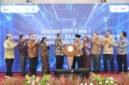 ket foto.Bupati.Malang H.M Sanusi saat berjabat yang Kepala OJK Malamh