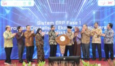 ket foto.Bupati.Malang H.M Sanusi saat berjabat yang Kepala OJK Malamh