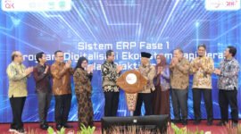 ket foto.Bupati.Malang H.M Sanusi saat berjabat yang Kepala OJK Malamh