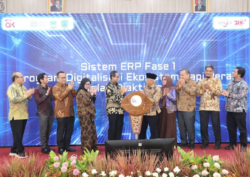 ket foto.Bupati.Malang H.M Sanusi saat berjabat yang Kepala OJK Malamh