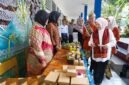 ket foto. Wakil Bupati Malang Lathifah Shohib saat Melihat hasil karya murid murid SMPN 2 Sumberpucung