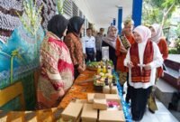 ket foto. Wakil Bupati Malang Lathifah Shohib saat Melihat hasil karya murid murid SMPN 2 Sumberpucung