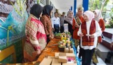 ket foto. Wakil Bupati Malang Lathifah Shohib saat Melihat hasil karya murid murid SMPN 2 Sumberpucung