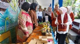 ket foto. Wakil Bupati Malang Lathifah Shohib saat Melihat hasil karya murid murid SMPN 2 Sumberpucung