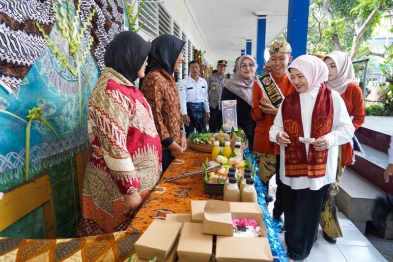ket foto. Wakil Bupati Malang Lathifah Shohib saat Melihat hasil karya murid murid SMPN 2 Sumberpucung