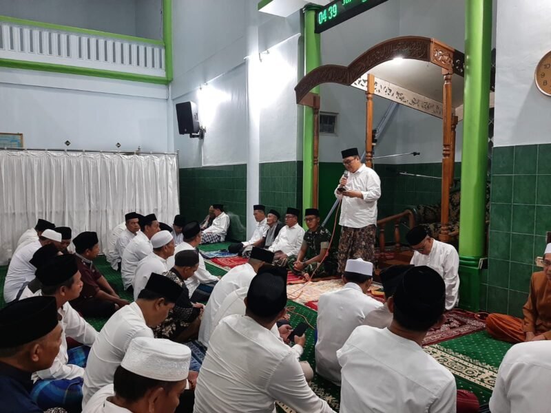 ket foto. Sekretaris Daerah kabupaten Malang, Budiar Anwar saat memberikaan sambutan pada Suling di MasjidJami’ Al Hussain, Desa Ngadilangkung, Kecamatan Kepanjen, Jumat (31/10) pagi.