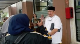 ket foto. Sekretaris Daerah Kabupaten Malang, Budiar Anwar saat memberikan keterangan pada ayak media usai mengecek kendisi terkini mürid mürid Sekolah yang diduga keracunan makanan di IGD RSUD Kanjuruhan Malang