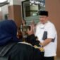 ket foto. Sekretaris Daerah Kabupaten Malang, Budiar Anwar saat memberikan keterangan pada ayak media usai mengecek kendisi terkini mürid mürid Sekolah yang diduga keracunan makanan di IGD RSUD Kanjuruhan Malang