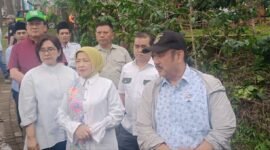 ket foto. Menteri PPN/Bappenas RI Rachmad  Pambudi (kanan) didampingi Wakil Bupati Malang, Hj. Lathifah Shohib melihat dari dekat kebun kopi di Benjor Pine Camping Ground Desa Benjor Tumpang