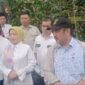ket foto. Menteri PPN/Bappenas RI Rachmad  Pambudi (kanan) didampingi Wakil Bupati Malang, Hj. Lathifah Shohib melihat dari dekat kebun kopi di Benjor Pine Camping Ground Desa Benjor Tumpang