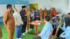 ket foto. Ketua Komisi IV DPRD Kabupaten Malang, Zia Ulhaq bersama Kepala Dinas Kesehatan saat meninjau SPPG yang berada di Desa Sidodadi Lawang