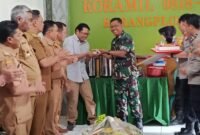 Ket foto. Komandan Rayon Militer (Danramil) Kapten Arm Budi Setyo Wijaya saat menggelar syukuran dalam rangka HUT ke 80 Kemerdekaan RI di Koramil Karangploso