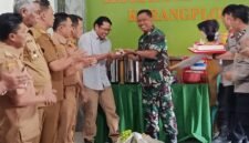 Ket foto. Komandan Rayon Militer (Danramil) Kapten Arm Budi Setyo Wijaya saat menggelar syukuran dalam rangka HUT ke 80 Kemerdekaan RI di Koramil Karangploso 