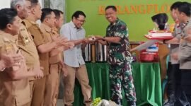 Ket foto. Komandan Rayon Militer (Danramil) Kapten Arm Budi Setyo Wijaya saat menggelar syukuran dalam rangka HUT ke 80 Kemerdekaan RI di Koramil Karangploso 