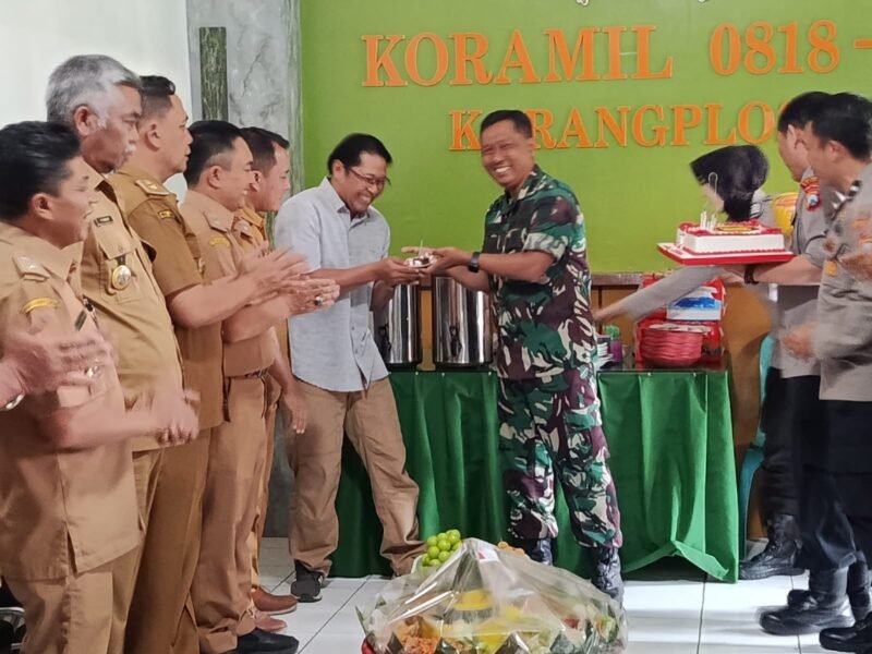 Ket foto. Komandan Rayon Militer (Danramil) Kapten Arm Budi Setyo Wijaya saat menggelar syukuran dalam rangka HUT ke 80 Kemerdekaan RI di Koramil Karangploso 