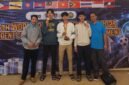 Ket foto. Para siswa saat berfoto bersama tropi kejuaraan yang berhasil diraih
