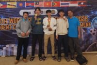 Ket foto. Para siswa saat berfoto bersama tropi kejuaraan yang berhasil diraih