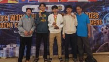 Ket foto. Para siswa saat berfoto bersama tropi kejuaraan yang berhasil diraih
