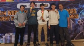 Ket foto. Para siswa saat berfoto bersama tropi kejuaraan yang berhasil diraih