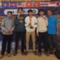 Ket foto. Para siswa saat berfoto bersama tropi kejuaraan yang berhasil diraih