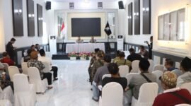 Ket foto. Kapolres Pasuruan AKBP Jazuli Dani Irawan saat audensi dengan perwakilan warga Winongan di Mapolres Pasuruan