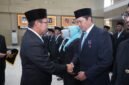 Ket foto. Wali Kota Batu, Nurochman saat menyalami salah satu ASN berprestasi 
